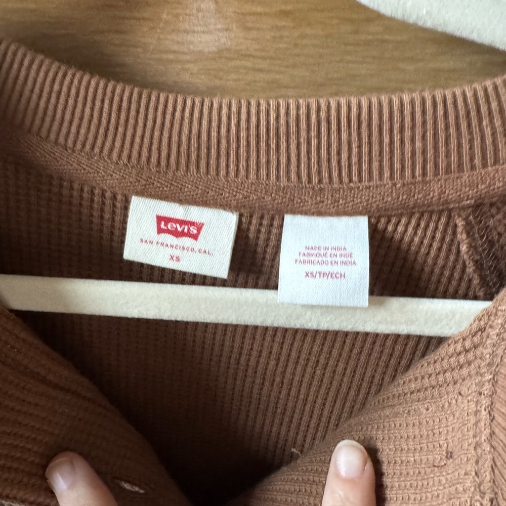 Brown Levi’s Waffle Knit Henley Shirt. Women’s XS. - Picture 3 of 4